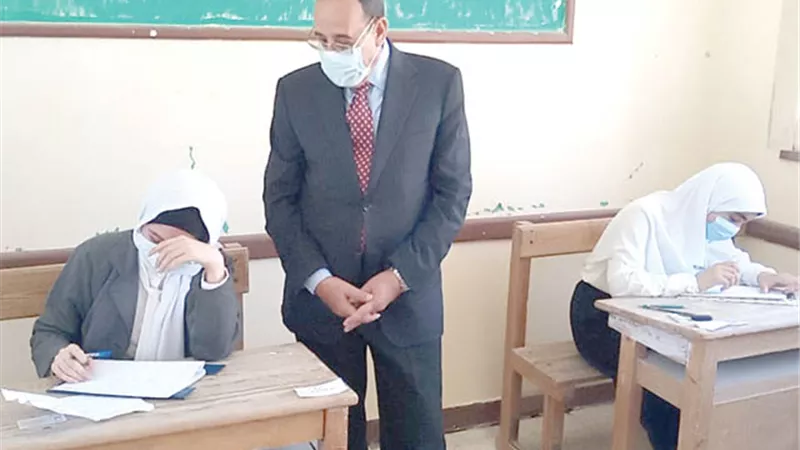 الطلاب سعداء بأسئلة اللغة العربية.. إحالة رئيس لجنة ببني سويف.. لوجود 20 طالبًا باللجنة