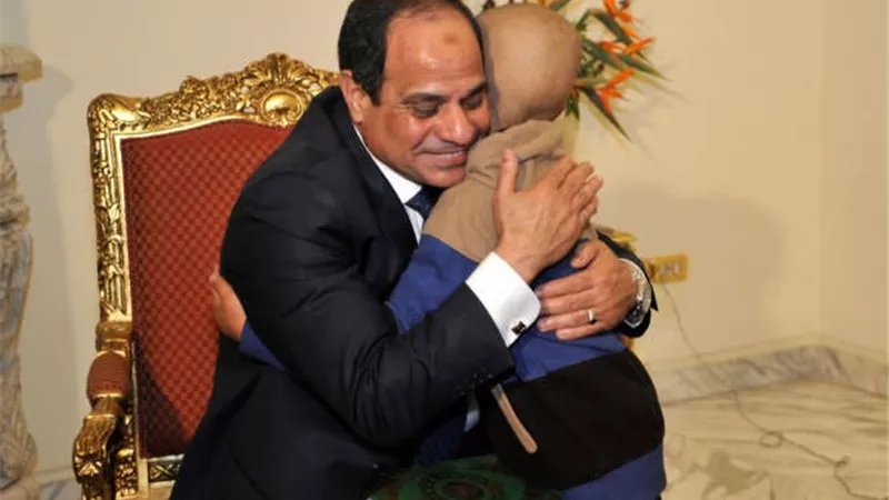 السيسى.. امتلك قلوب المصريين بمواقفه الإنسانية