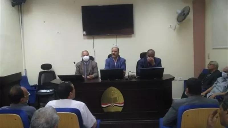 وكيل التعليم بسوهاج يتابع استعدادات الإدارات التعليمية للامتحان التجريبي الثالث للثانوية العامة