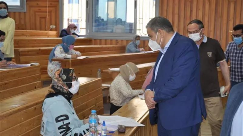 رئيس جامعة كفرالشيخ يتابع سير امتحانات الفصل الدراسى الثانى في كلية الصيدلة