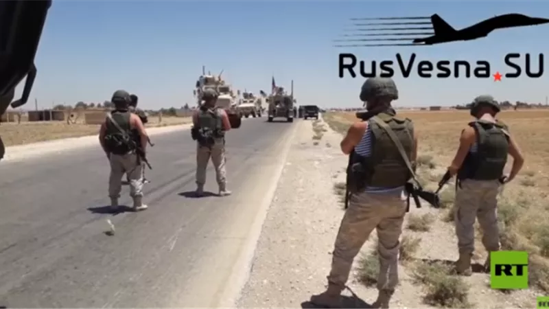 الجيش الروسي يجبر دورية أمريكية شمالي سوريا على التراجع.. فيديو