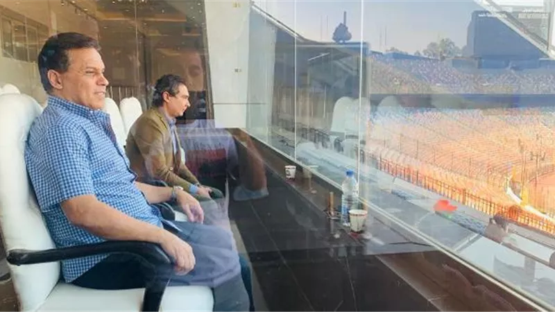 حسام البدرى وجهازه يتابعون مباراة منتخب مصر للناشئين مع النيجر.. صور