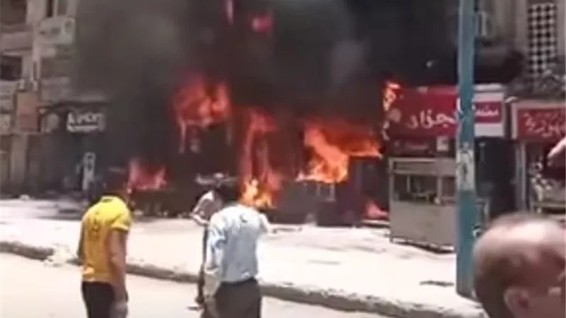 النيران تلتهم 6 محلات تجارية بابوقرقاص وإصابة 24 بينهم حالة خطرة.. بالصور