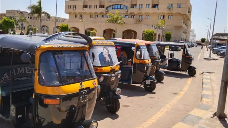 جهاز بدر يضبط 19 «توك توك» ويتحفظ على 9 مركبات بالتعاون مع شرطة التعمير.. بالصور