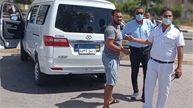 جهاز الشروق يشن حملة على الإشغالات والشرطة تحرر 25 مخالفة عدم إرتداء الكمامة.. بالصور