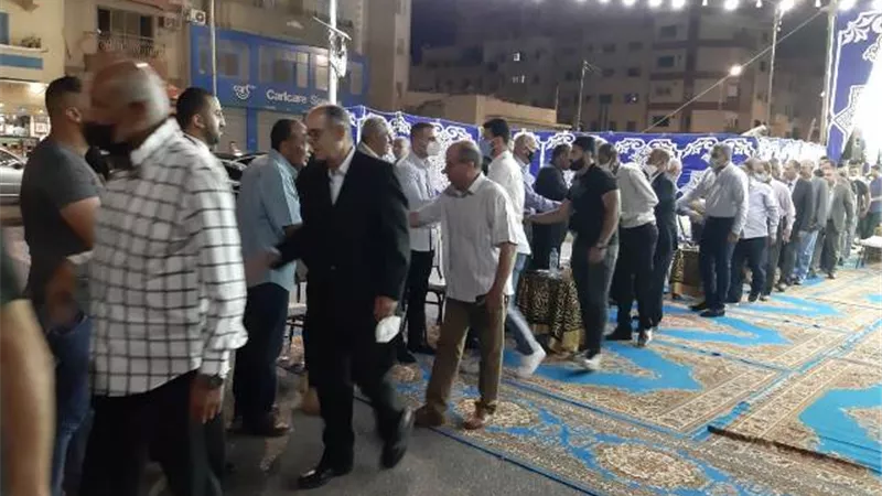 أهالي الإسماعيلية يؤدون واجب العزاء في أنوس بالملاعب المفتوحة ..صور