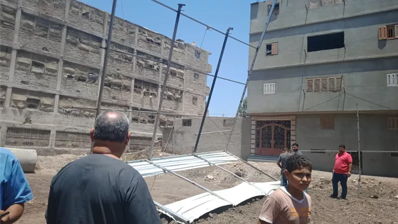 إزالة أعمال بناء مخالف على الأرض الزراعية بالعزبة الشرقية بمدينة القنايات صور