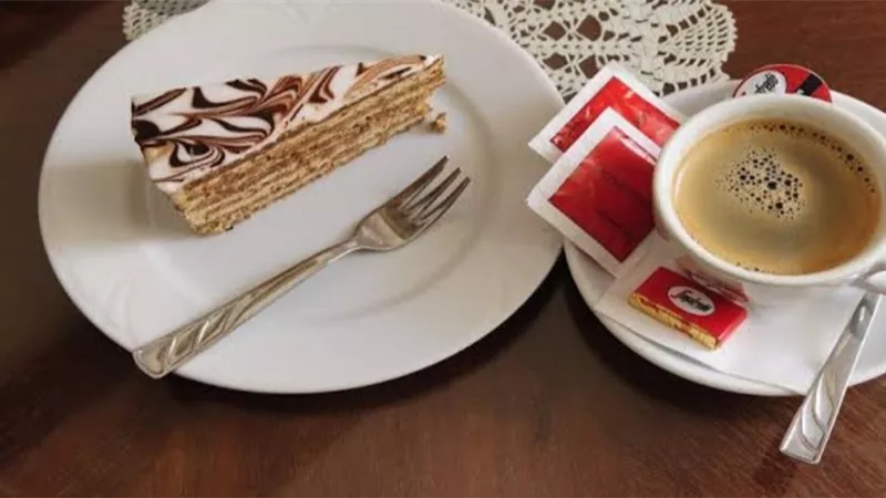 خبير تغذية يحذر من تناول الحلوى مع القهوة .. النعاس والارهاق اعراضا جانبية