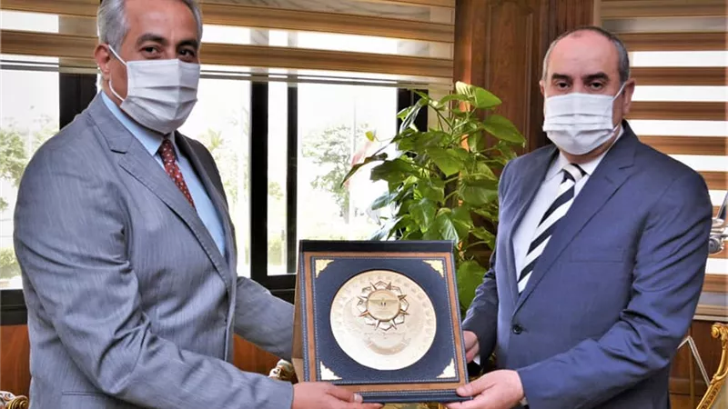 وزير الطيران يهنئ حسن شحاته لتوليه منصب أمين عام اتحاد نقابات عمال مصر