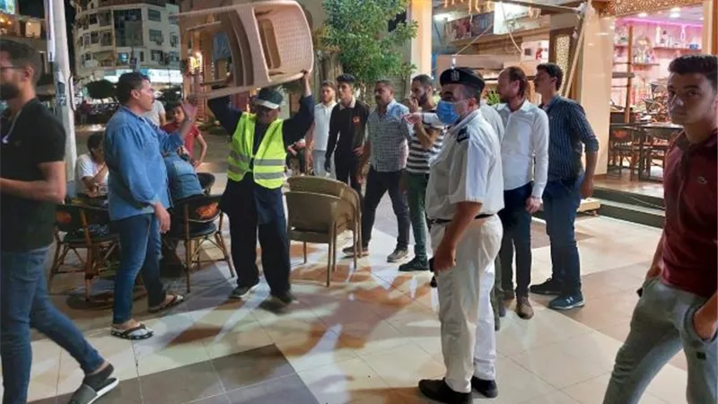 جهاز دمياط الجديد يشن حملة ليلة على الإشغالات والمحلات المخالفة فى المدينة.. بالصور