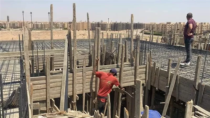 جهاز حدائق أكتوبر يوقف أعمال مخالفة بقطعتى أرض ويصادر معدات البناء