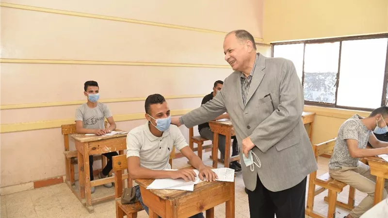 محافظ أسيوط يتفقد لجان امتحانات الدبلومات الفنية بالمدرسة الثانوية الميكانيكية