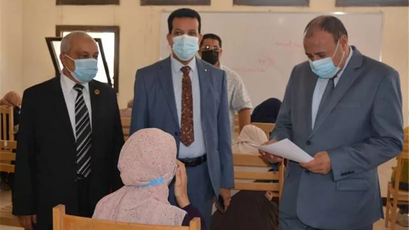 نائب رئيس جامعة الأزهر يواصل جولاته التفقدية لمتابعة انتظام سير امتحانات كلية البنات الأزهرية