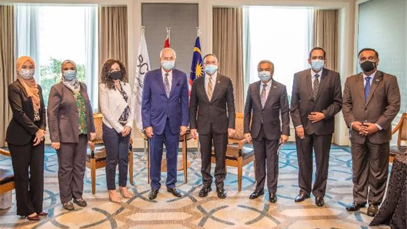 وزير الخارجية الماليزى يلتقى رئيس اقتصادية قناة السويس لبحث فرص الاستثمار بالمنطقة