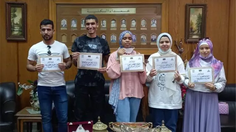 عميد ألسن عين شمس تكرم الطلاب المشاركين في الأنشطة الطلابية ..صور