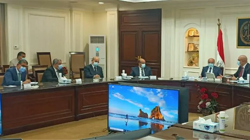 وزيرا العدل والإسكان يبحثان توفير وحدات للمستشارين وأراضي مدينة العدالة بالعاصمة الإدارية