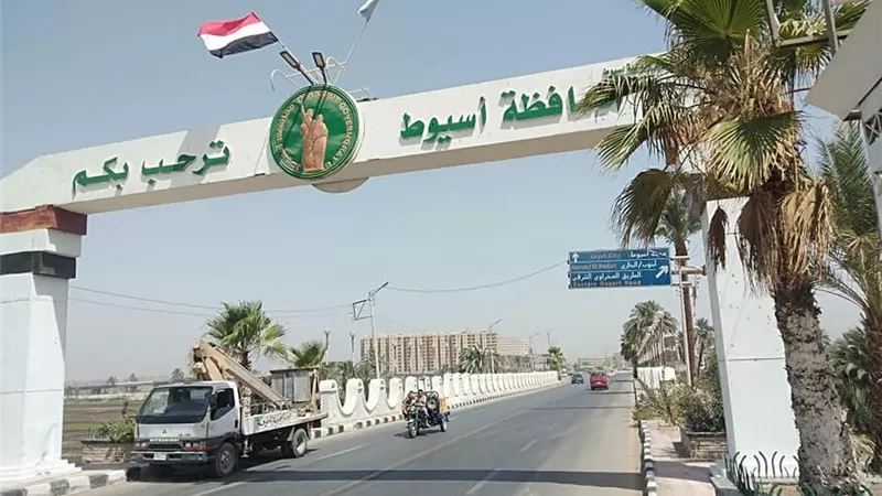 محافظ أسيوط: استكمال أعمال التطوير والتجميل ودهان البلدورات بالطريق الزراعي بمركز أسيوط