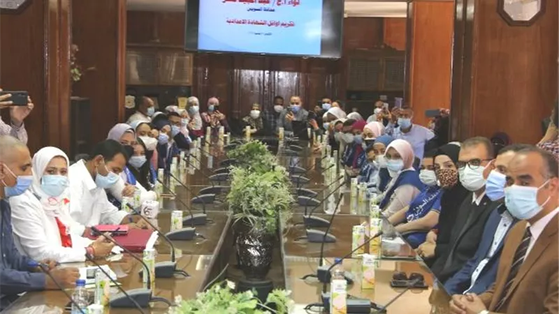 محافظ السويس يكرم 23 طالب و طالبة أوائل الشهادة الاعدادية