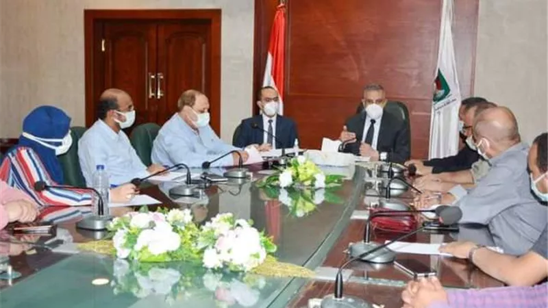 محافظ سوهاج يعقد اجتماعا مع وحدة 