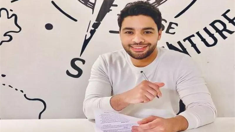 احمد جمال يتلقى الجرعة الأولى من لقاح كورونا.. فيديو