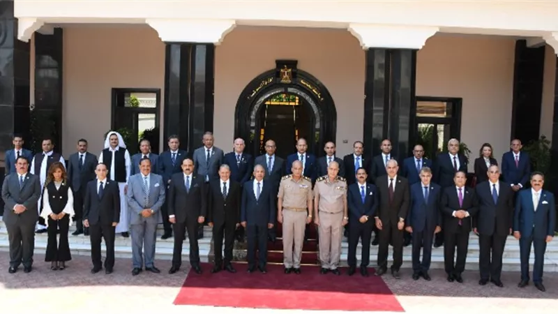 وزير الدفاع يلتقى وفد من أعضاء لجنة الدفاع والأمن القومى بمجلس النواب