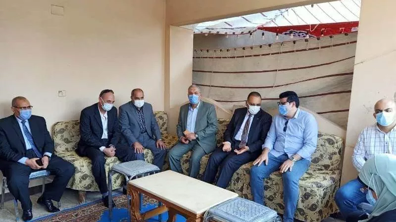 محافظ الشرقية يؤدي واجب العزاء والمواساة في وفاة عم نائبه