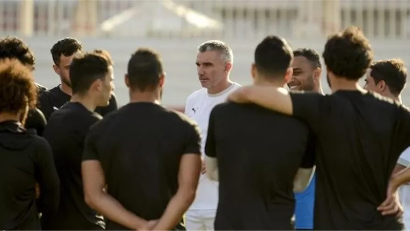 كارتيرون يجتمع بلاعبي الزمالك قبل مواجهة المقاصة