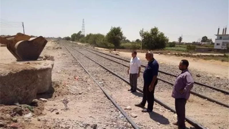 غلق المعابر المخالفة على شريط السكة الحديد بالتل الكبير في الإسماعيلية ..صور
