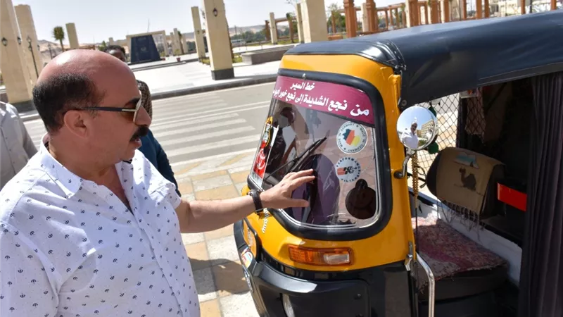 محافظ أسوان : إعداد قاعدة بيانات متكاملة وتيسيرات للترخيص وإحلال التوك توك بالمينى فان