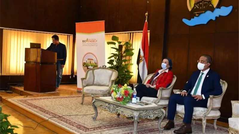 وزيرة البيئة ومحافظ الفيوم يفتتحان أول نموذج لتحويل المخلفات لطاقة.. بالصور