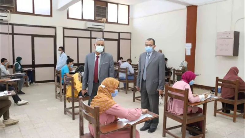 غرباوى يواصل جولاته بلجان الامتحانات فى كليات الجامعة.. بالصور