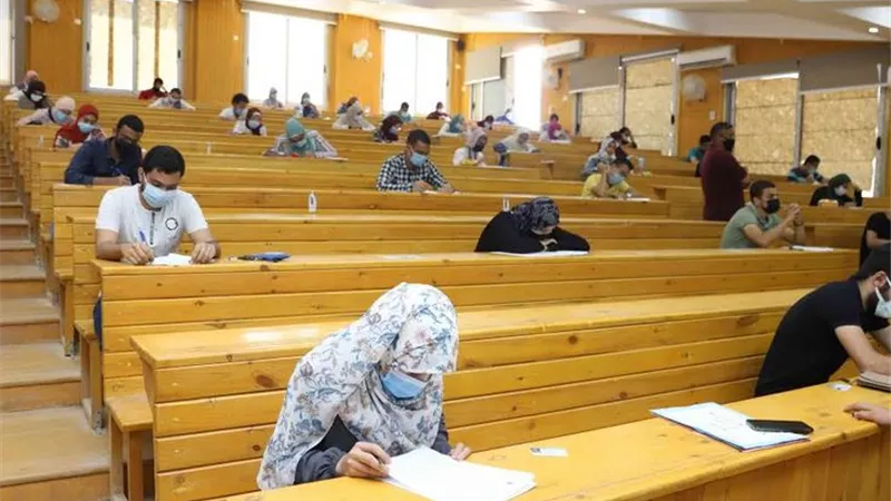 12105 طالب وطالبة يؤدون الامتحان بجامعة جنوب الوادي