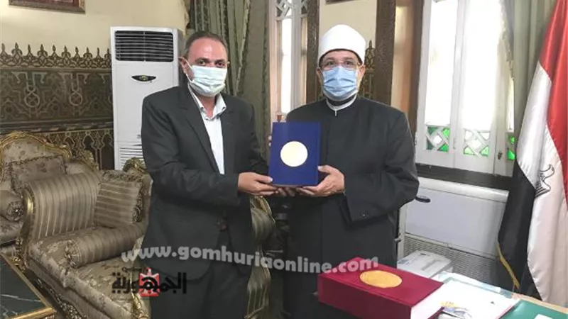 دار الجمهورية تسلم وزير الأوقاف نسخة تفسير القرآن الكريم 