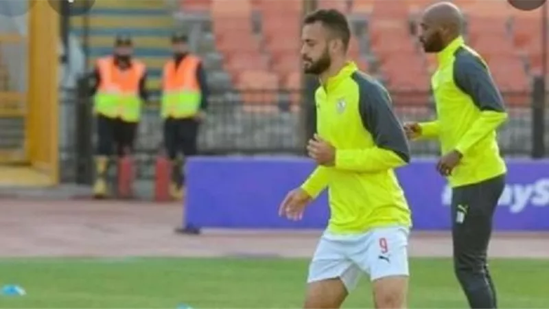 مهاجم الزمالك يصافح لاعبى المقاصة قبل انطلاق مواجهة الكأس