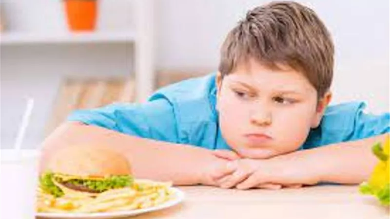 كيف تنقص وزن طفلك بأمان؟.. استشاري تغذية يجيب