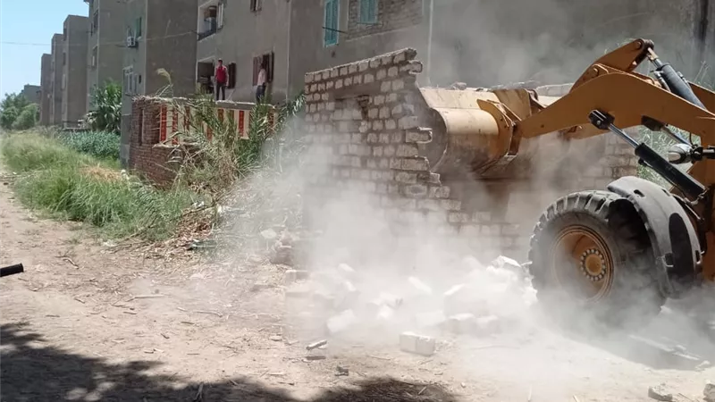 ازالة ٣٢ حالة تعدى بالبناء على أراضى املاك الدولة بأرمنت جنوب غرب الأقصر