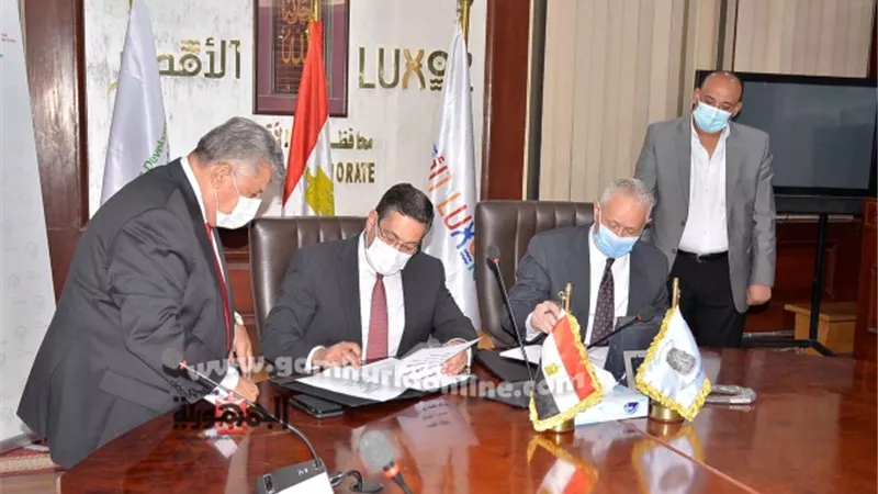 محافظ الاقصر ورئيس بنك التعمير والإسكان يشهدان عقد إنشاء المشروع السكنى التجارى بأرمنت