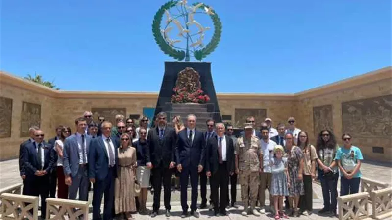 السفارة الروسية تضع أكاليل الزهور على مقابر المحاربين بالعلمين