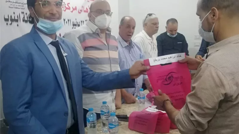 مستقبل وطن أسيوط يسلم الدفعة الأولى من النظارات الطبية المجانية لبعض المستحقين بمركز أبنوب