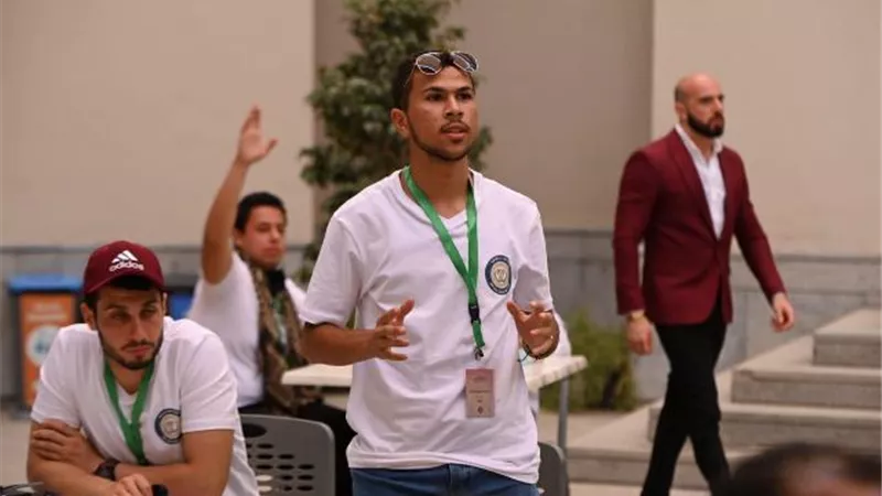 المشاركون بالقمة الثانية لمراكز الشباب يشاهدون نماذج لمشاريع طلاب الذكاء الإصطناعي