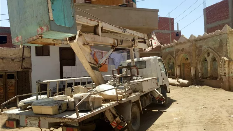 رئيس مدينة القنايات تقود حملة صيانة اعمدة وكشافات الإنارة بعزبة نجيدة