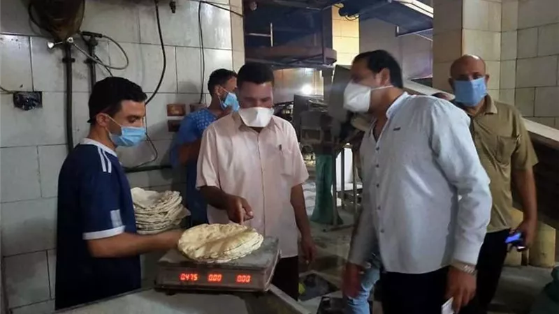 تكثيف الحملات التموينية بالأسواق والمخابز وتحرير 21 محضر متنوع بسوهاج