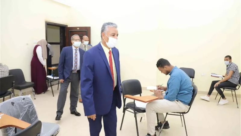 رئيس جامعة جنوب الوادى يتفقد امتحانات فرع الجامعة الالكترونية بقنا