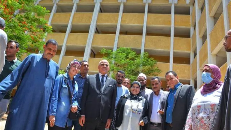 رئيس جامعة الأقصر يتفقد مواقع مقترحة لإنشاء كليات بمدينة إسنا