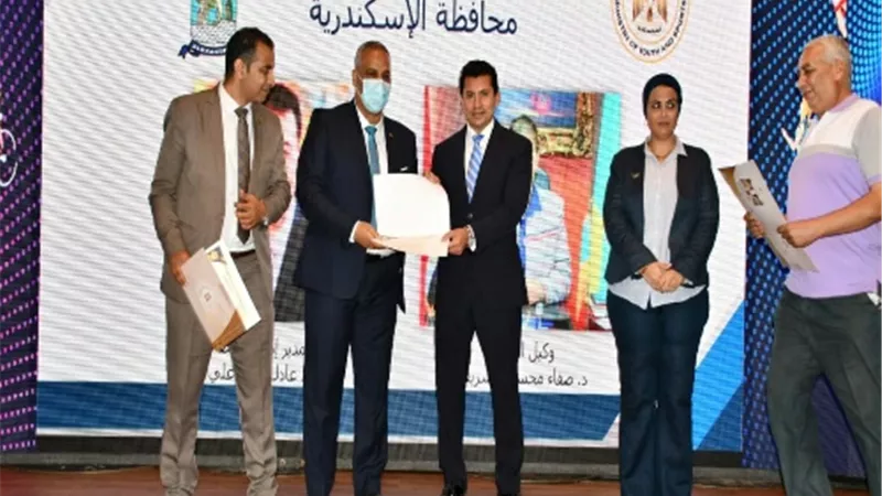 وزير الشباب والرياضة يكرم وكيل الوزارة بالقليوبية
