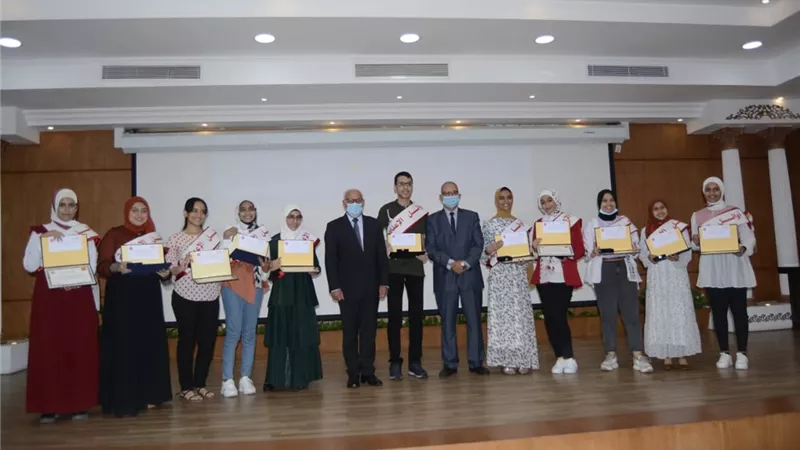 محافظ بورسعيد يكرم أوائل الشهادة الإعدادية ويشيد بالمنظومة التعليمية بالمحافظة