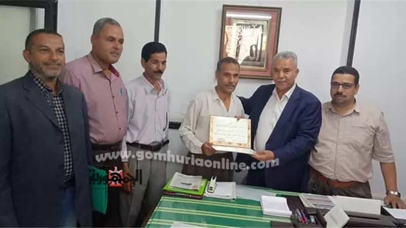 وكيل وزارة القوى العاملة بالمنوفية يكرم أنور شلبى لبلوغة سن المعاش