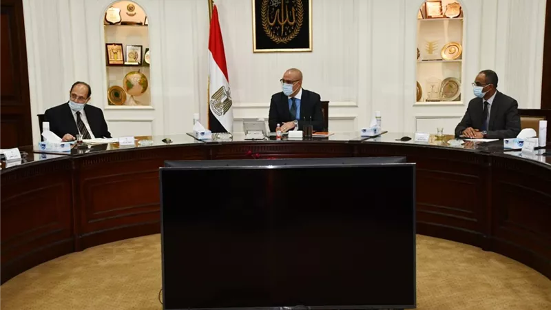 وزير الإسكان يلتقى رئيس المجلس العربى للمياه لبحث المشاركة فى المنتدى العربى الخامس للمياه