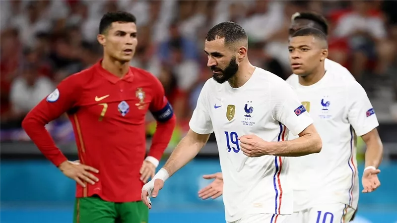 تصرف غير متوقع لرونالدو مع بنزيما في مباراة فرنسا والبرتغال