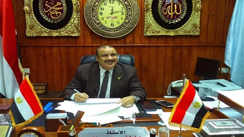 وكيل تعليم مطروح يزور طالبة عقب إجرائها عملية جراحية